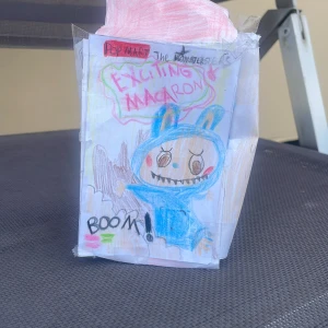 Lafufu! - Det här är en fejk Labubu som jag har gjort som ni ser på bilderna! Det är en mystery box! Ni ser på bilden vilka man kan få! Soymilk är igenkligen vit! Men kunde inte rita vitt! 