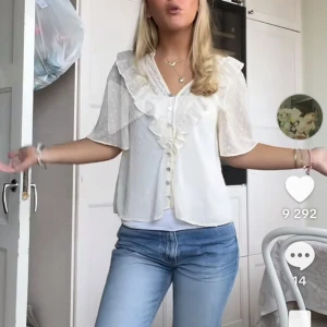 Blus Zara - Lånade bilder!! Jättefin blus från Zara! Storlek M men sitter jättebra på mig som vanligtvis bär S! 💕