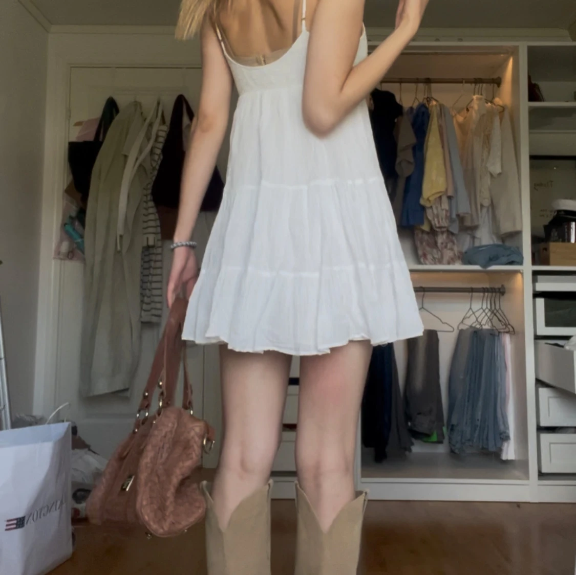 Vit kort sommarklänning med tunna axelband - 1