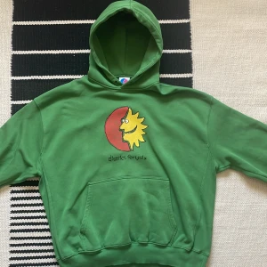 District fortysix hoodie - Snygg district fortysix hoodie med ett coolt print, saknar snören och loggan på framsidan är lite sliten, men annars är den i bra skick 