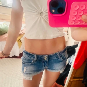 perfekta jeansshortsen 🥹❣️ - säljer de perfekta jeansshortsen för sommaren🥰🤞🩷 de är absolut ALLT med både dubbel knapp och slitningar🥹❣️ säljer då jag har för många jeansshorts 💘