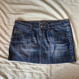 Supersöt blå jeanskjol från True2U!! - Snygg mörkblå, kort jeanskjol från True2U!! Storlek 8 (S-M skulle jag säga, ej särskilt stretchig)! Mycket fint skick!!                                                                               Mått:  midja 40 cm, längd 30 cm                                          Tveka inte att höra av dig ifall du undrar något, kan gå ner i pris vid snabb affär!!🥰🥰💓💓