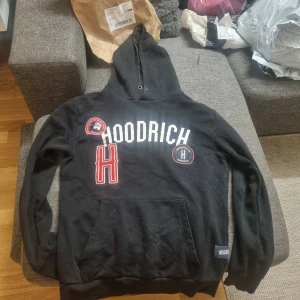 Hoodrich Hoodie - Svart hoodie från Hoodrich. Väldigt fin tröja, inget fel på den förutom en liten osynlig skada vid armbågen. Saknar snören också.