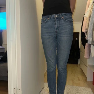 Blå jeansbyxor från lager 157 - Säljer ett par klassiska blå jeansbyxor från 157 i storlek XS. Jeansen har normal passform, raka ben och knäppning med knappar framtill. Tillverkade i jeansmaterial med snygga kontrastsömmar och femficksmodell. Jag är 174 cm lång och de är lite korta på mig 