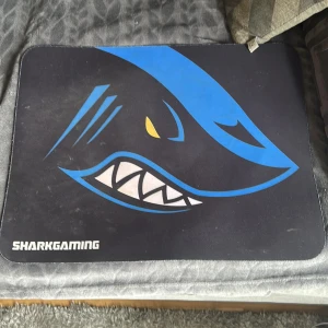 Sharkgaming musmatta - Säljer en 50% musmatta som alltså bara är till för musen då mattan inte är jätte stor o lång