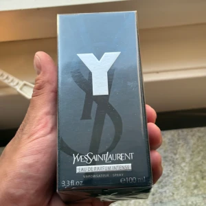 Yves Saint Laurent Y EdP Intense 100ml - Yves Saint Laurent Y Eau de Parfum Intense. Flaskan rymmer 100 ml. Helt ny inte öppnad. Affärspris 1100kr