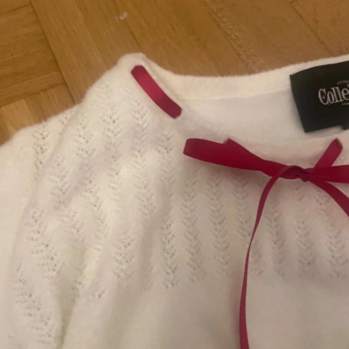 Vit stickad topp med rosett Collectif - 1