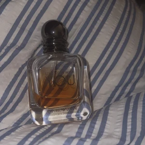 Emporio Armani Stronger With You parfym - Emporio Armani Stronger With You parfym i en stilren, fyrkantig glasflaska med rund, mörkgrå kork. Doften har en varm bärnstensfärgad vätska och flaskan har tydlig logga framtill. Perfekt för dig som gillar exklusiva och moderna dofter.