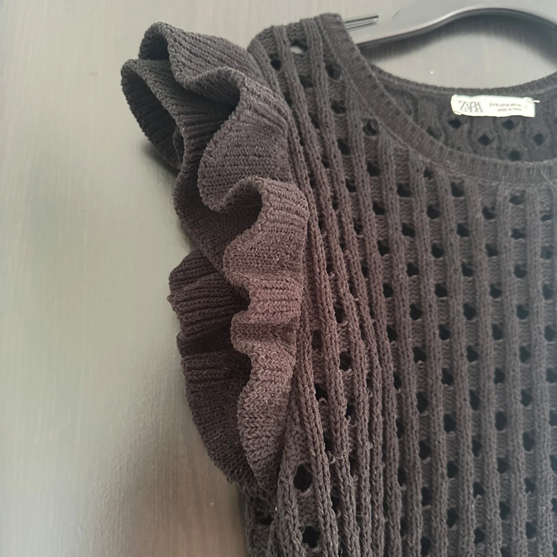 Svart stickad croppad topp från Zara - 4