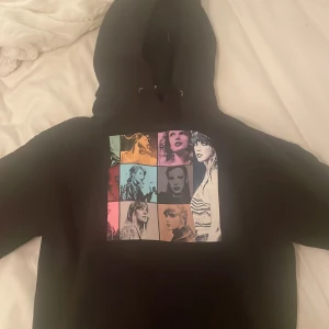 Svart hoodie Taylor Swift hoodie  - Svart hoodie med huva och snörning, Taylor Swift ”the eras tour” tryck. Bekväm, använd typ 5 gånger aldrig ute