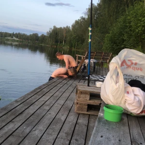 Mörkblå badshorts med vita detaljer - Säljer ett par mörkblå badshorts med vita detaljer. Shortsen har en klassisk passform och är perfekta för sommardagar vid vattnet. De har elastisk midja och snörning för extra komfort. Snygga och enkla att matcha med allt.