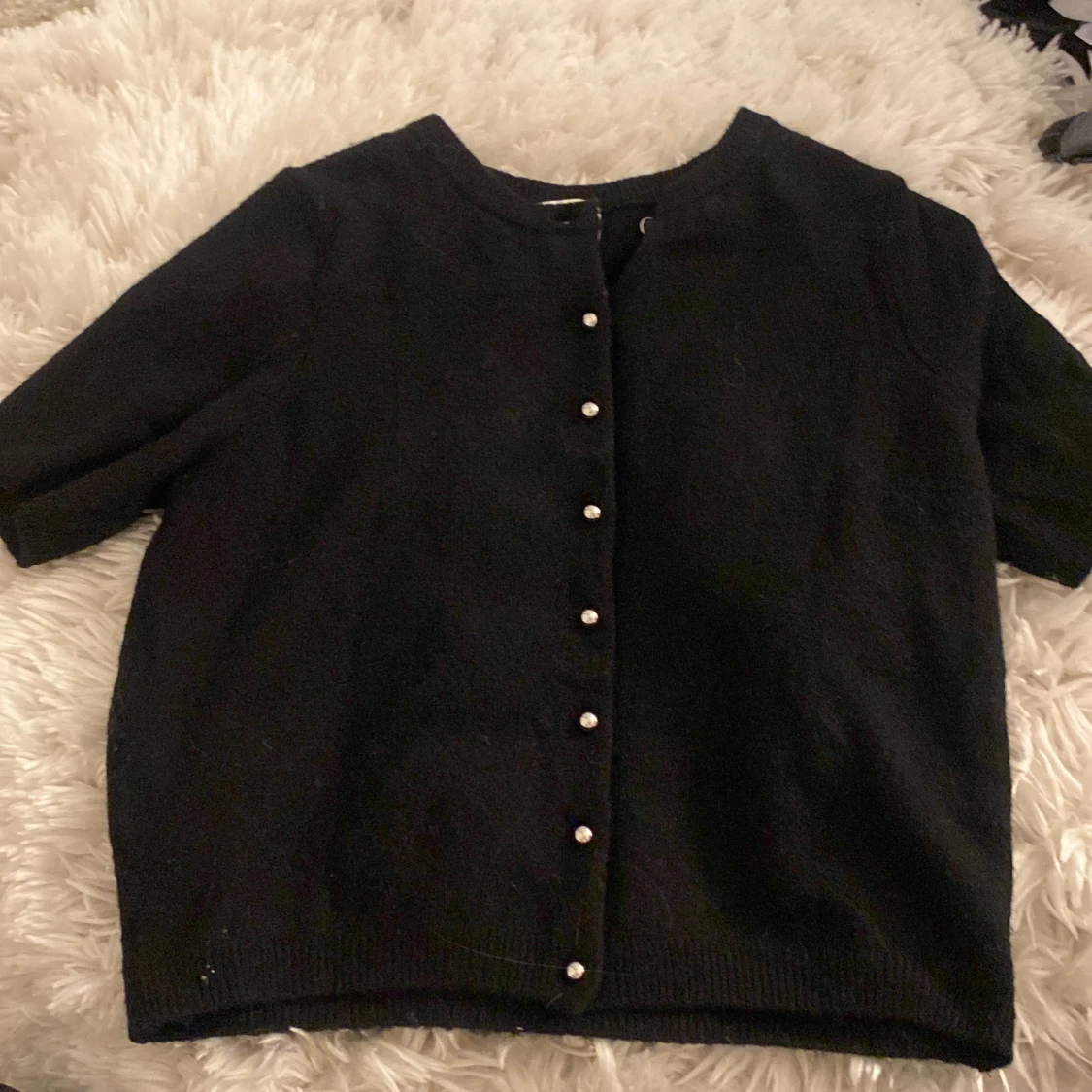 stickad tröja med silvriga knapp detaljer! 