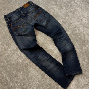 Nudie Grim Tim jeans - Tja! Säljer dessa feta blå Nudie ”Grim Tim” jeansen med najs tvätt! Jeansen är i perfekt skick! Slim/straight passform. Size 28/32. Skriv vid funderingar!