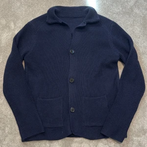 Stickad cardigan/overshirt - Tja! Säljer denna riktigt schyssta mörkblåa mönsterstickade cardigan/overshirten! Riktigt bra kvalite och perfekt skick! Size L. Skriv vid funderingar! 