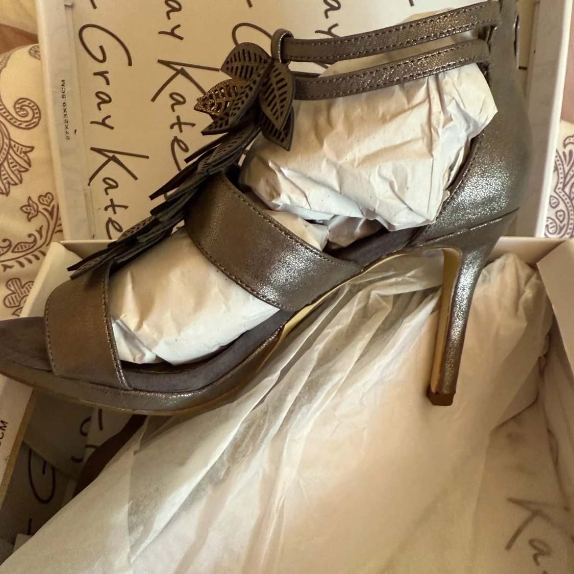 Metallic sandaler med bladdekor Kate Gray - 1