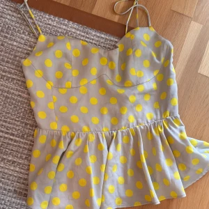 Gulprickig peplum-linnetopp - Superfin linnetopp