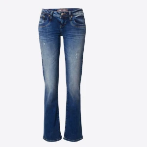 Blå bootcut jeans från LTB, W26 L32 - Säljer ett par blå bootcut jeans från LTB, modell Valerie. Jeansen har klassisk femficksdesign, normal passform och snygg tvätt. Tillverkade i bomull med lite stretch för extra komfort. Perfekta till sneakers eller boots.