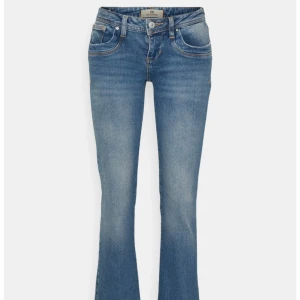 Blå lågmidjade jeans - LTB - Snygga blå lågmidjade bootcut jeans från LTB. Säljer på grund av att dom har blivit lite för små. Storlek: W27 L32 Använda men i bra skick!  Kontakta privat för fler bilder eller frågor. 
