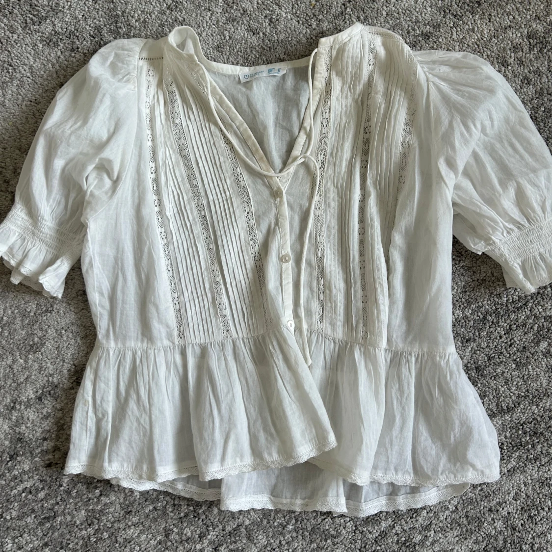 Vit romantisk blus med spetsdetaljer - 2