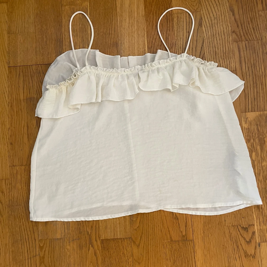 Vit linnetopp med volang - 1