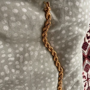 Cordell guldarmband - Köpt från Kejsar. 19,5 Cm och 10 mm bred. Kistlås. Guldpläterad cordellarmband. OBS kistlåset är sönder men går att fixa för cirka 200kr hos någon urmakare.