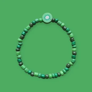 Grönt pärlarmband - Ett armband med gröna pärlor i olika nyanser. Pärlorna är ojämnt formade vilket ger ett unikt och handgjort intryck. Perfekt accessoar för dig som gillar färg och personliga detaljer.