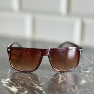 Bruna  solglasögon - Säljer Snygga bruna solglasögon helt nya, dom har samma modell som ray ban:) riktigt snygga och till ett riktigt bra pris. Det är bara att skriva ifall du har frågor🫡