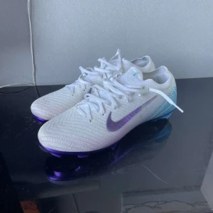 Nike Mercurial vapor  - Säljer mina vapors då dem tyvärr är för små. Storlek 42,5 endast använda en träning på naturgräs man kan se pågrund av att trycket inne på sulan fortfarande är helt nytt (brukar slitas bort inom en veckas bruk) använd som sagt en träning på gräs (därav gräsfläcken) den är enkel att tvätta bort. Ersättnings skopåse från ett par andra mercurials följer med. Kan tänka mig gå ner i pris vid snabb affär. ❄️