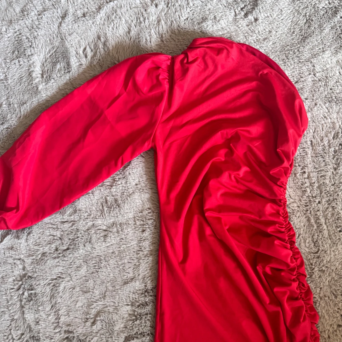 Röd långärmad klänning med rynk