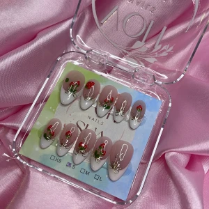 Strawbabe(S);Medium Almond - Superfina gelé press on-naglar i en medium mandelform med fransk tipp och handmålad röd svampdesign samt silvriga detaljer. Basen är nude/rosa och tipparna är vita. Kommer i storlek S: 15 mm, 11,5 mm, 12 mm, 11 mm, 9 mm , perfekta för att snabbt fixa snygga naglar hemma.