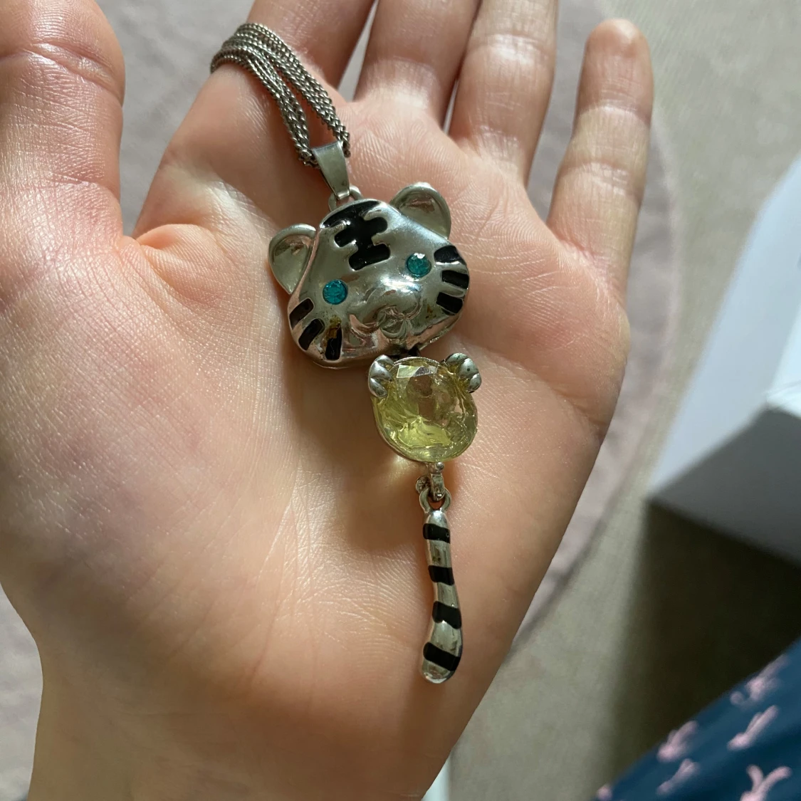 Silverfärgat halsband med tigerhänge - 1