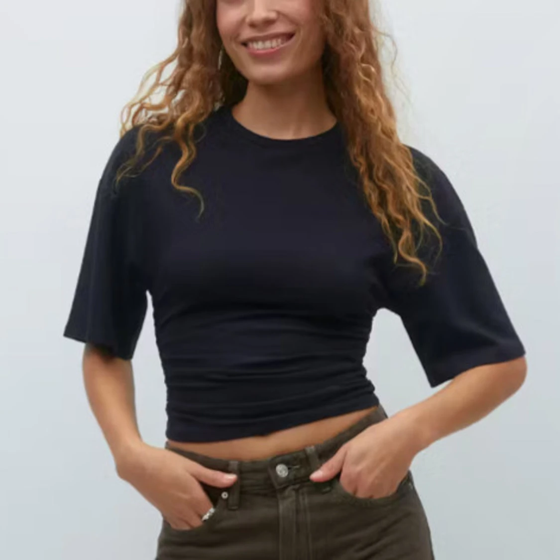 Svart croppad topp med rynkade sidor - 1