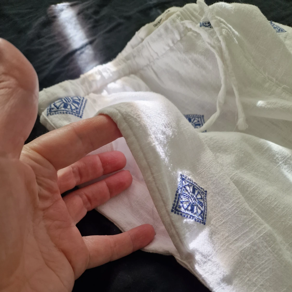 Vita linnebyxor med blått broderi Next - 1