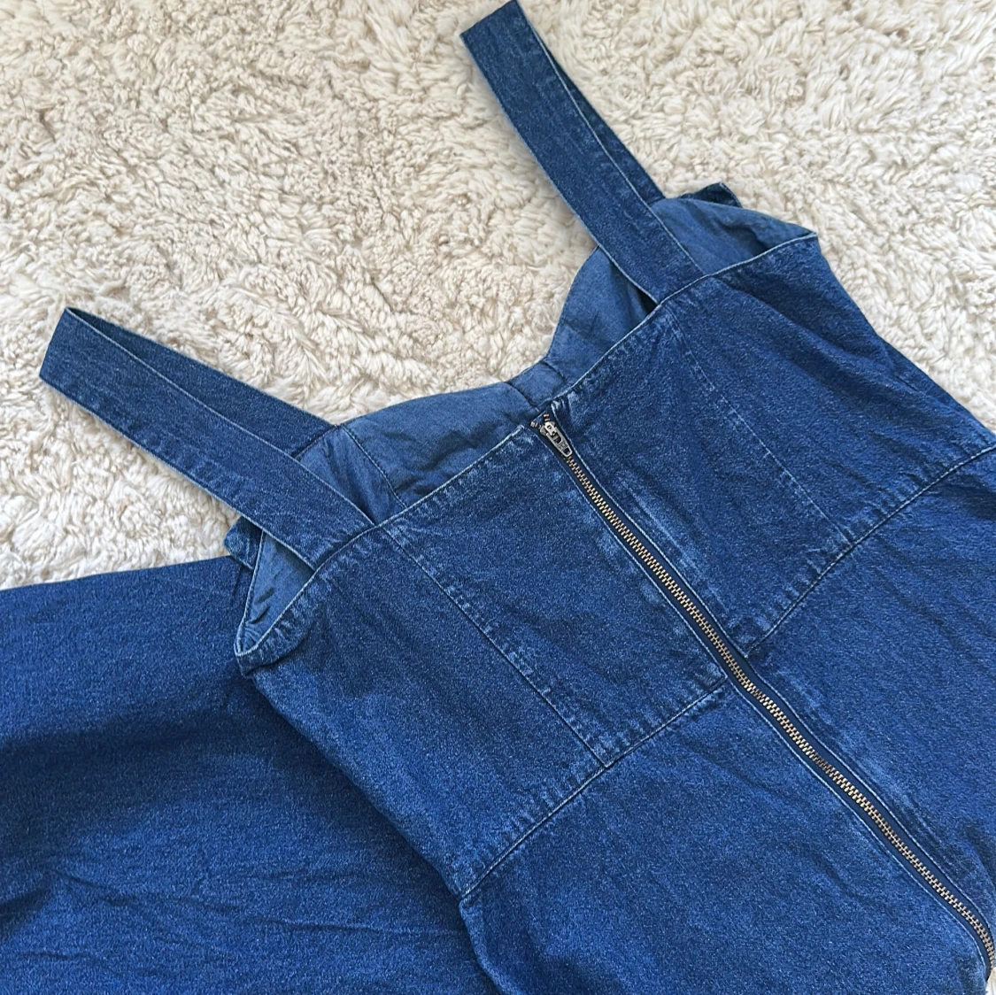 Blå jeansklänning med rosett - 1