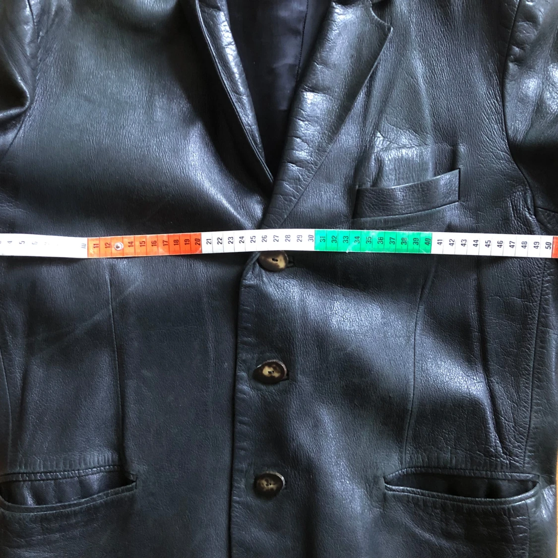 Svart skinnkavaj med knappar - 2