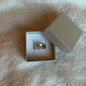 Ring äkta silver  - Superfin ring köpt på Guldfynd för ca 200-250 kr. Sparsamt använd😇