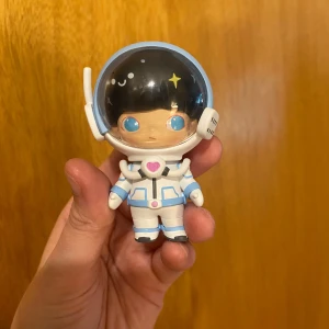 Popmart dimoo astronaut  - Kommer utan låda och kort, äkta från popmart 