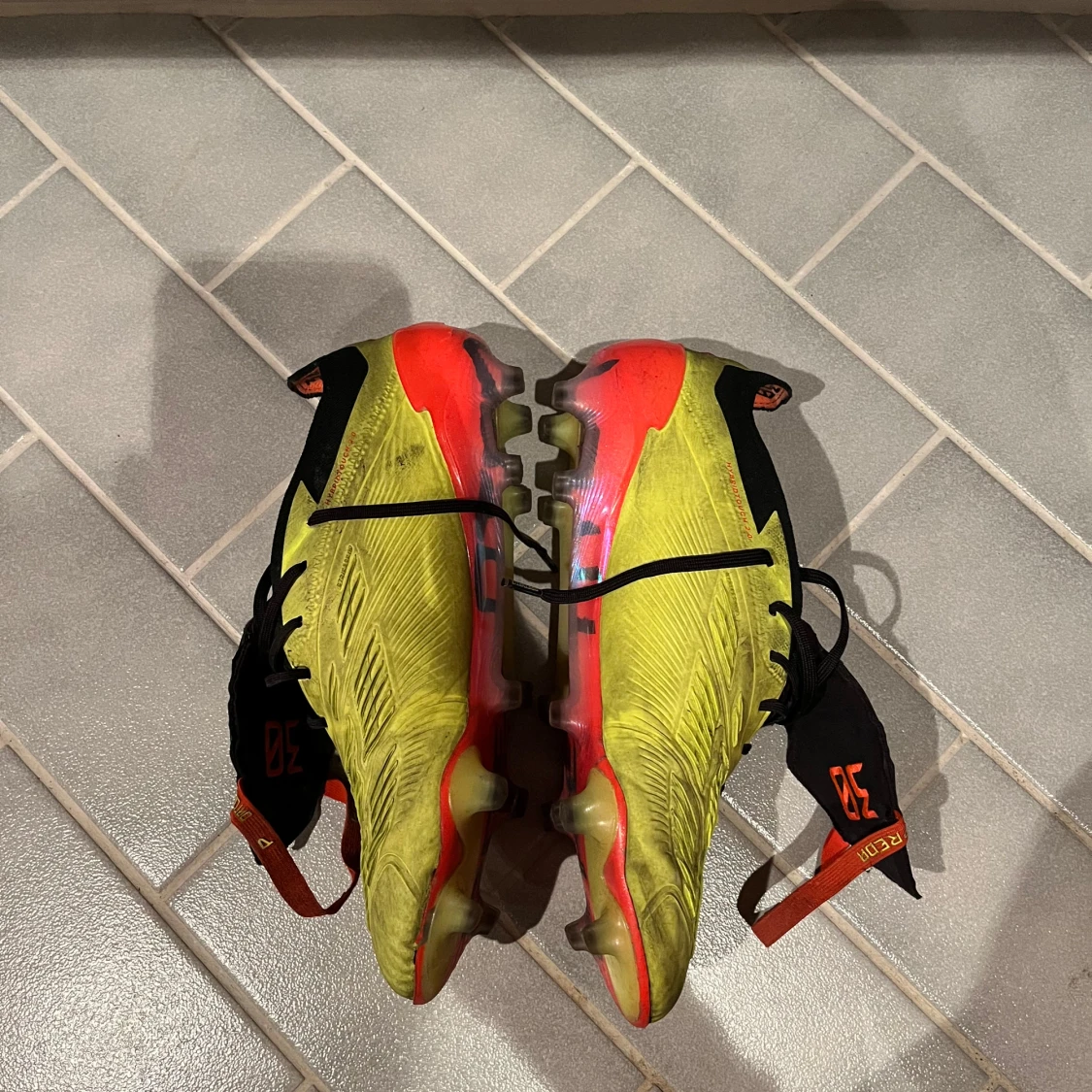 Adidas Predator fotbollsskor i gul och röd - 1