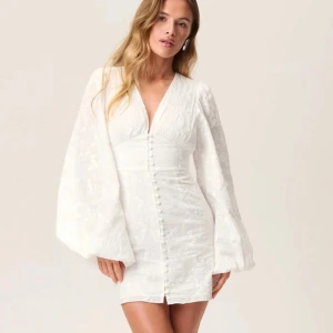 Adoore klänning  - Säljer min klänning från adoore, de är små i storleken, köpte i storlek 42 men skulle säga att den passar storlek 40 💕