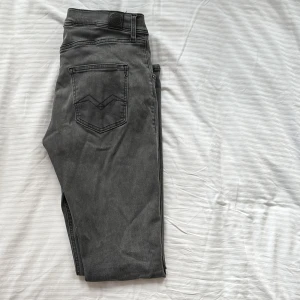 Grå replay jeans - Grå replay jeans bra skick. Model Wallys 