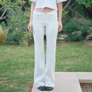 Vita jeans  - Supersnygga vita jeans ifrån H&M!! Perfekta nu till sommaren!! Wowww💞💞💞🥹