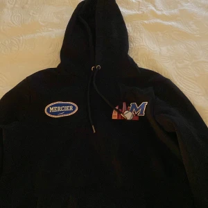 Mercier  - Säljer en snygg mercier mörk blå hoodie, knappt använd, väldigt bra skick, pris går att diskuteras
