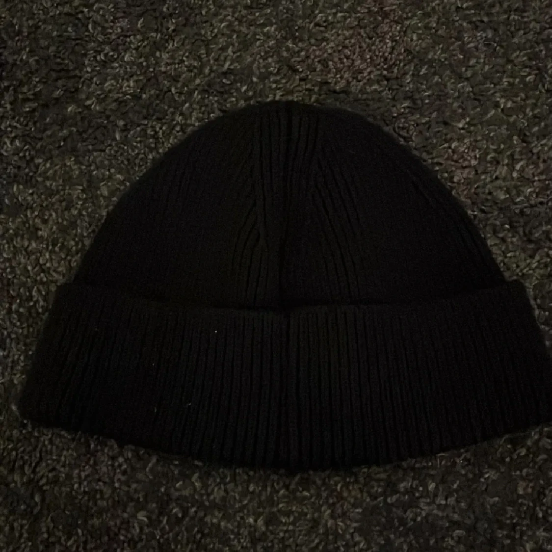 Svart ribbad mössa från GANT - 1