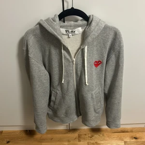 CDG zip hoodie  - Tjenare!  Säljer en grå cdg zip tröja! Den är i storlek M. Mycket bra skick, sparsamt använd. Hör av dig vid några frågor! 