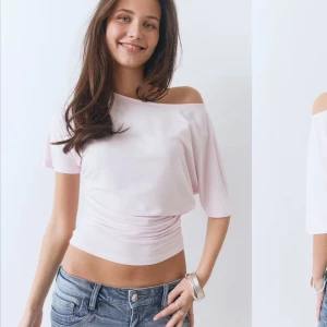 Ljusrosa offshoulder topp från Gina Tricot - Trendig ljusrosa topp från Gina Tricot med offshoulder-design och korta ärmar. Modellen är croppad och har en lätt rynkad midja som ger en snygg siluett. Perfekt för dig som gillar en avslappnad men stilren look. Helt oanvänd!!