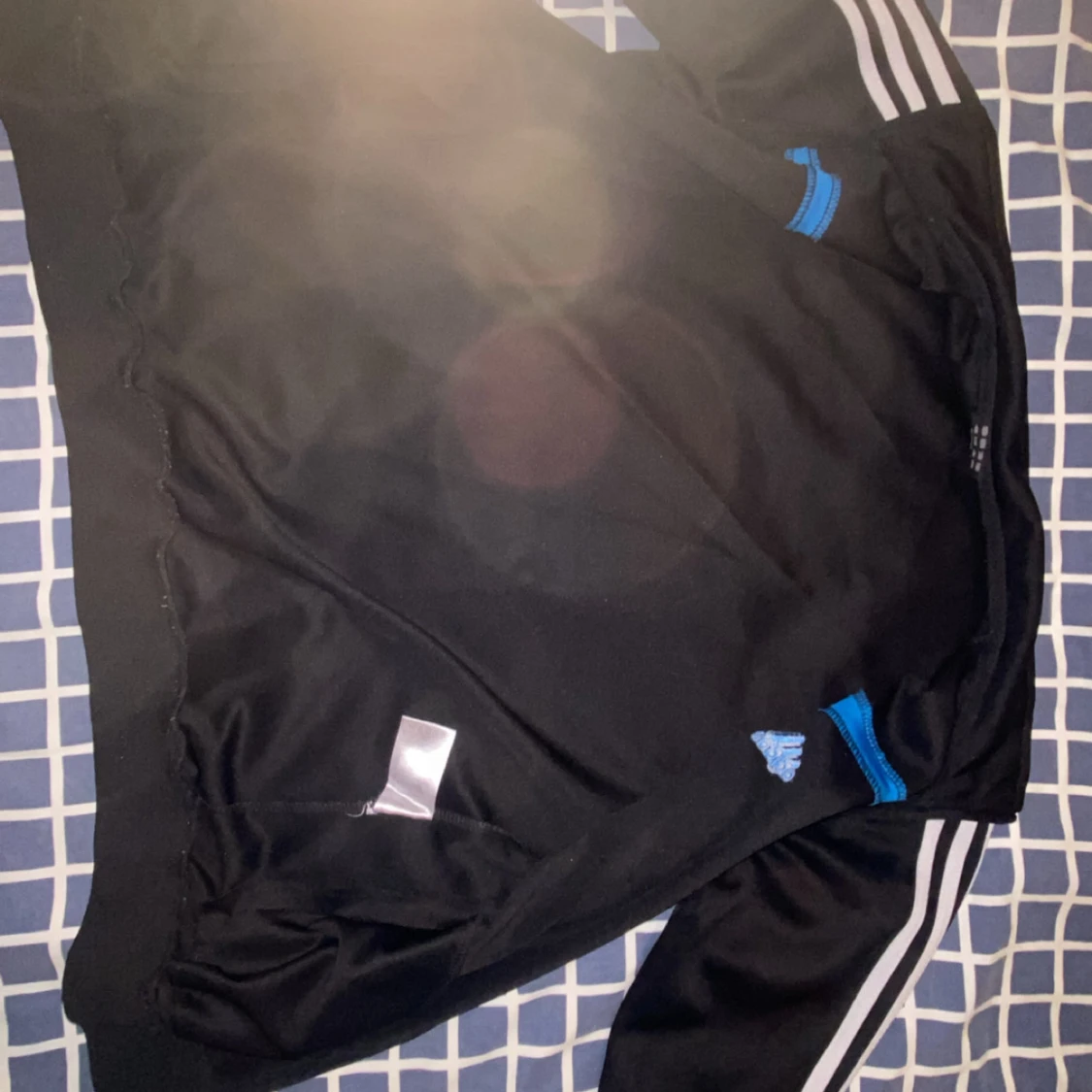 Svart träningsjacka från Adidas med blå detaljer - 1