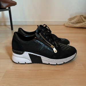 Sneakers - Sneakers från rieker i storlek 41, använda 2-3 gånger så väldigt fint skick! 