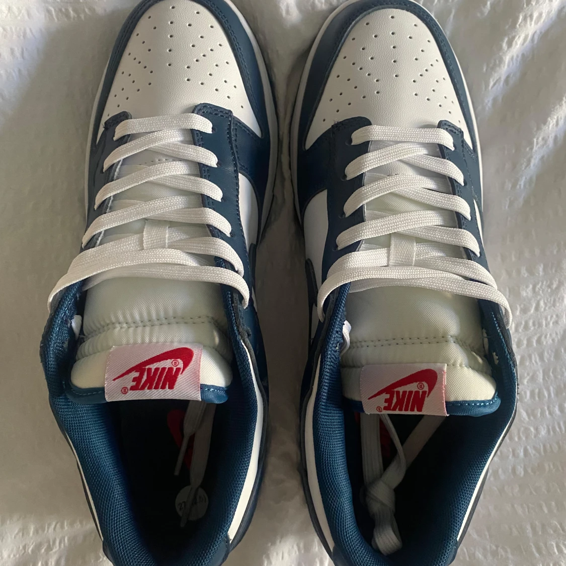 Nike Dunk Low blå och vita sneakers - 4