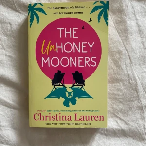 The unhoneymooners - The unhoneymooners av Christina Lauren, skriven på engelska. Priset kan diskuteras💕