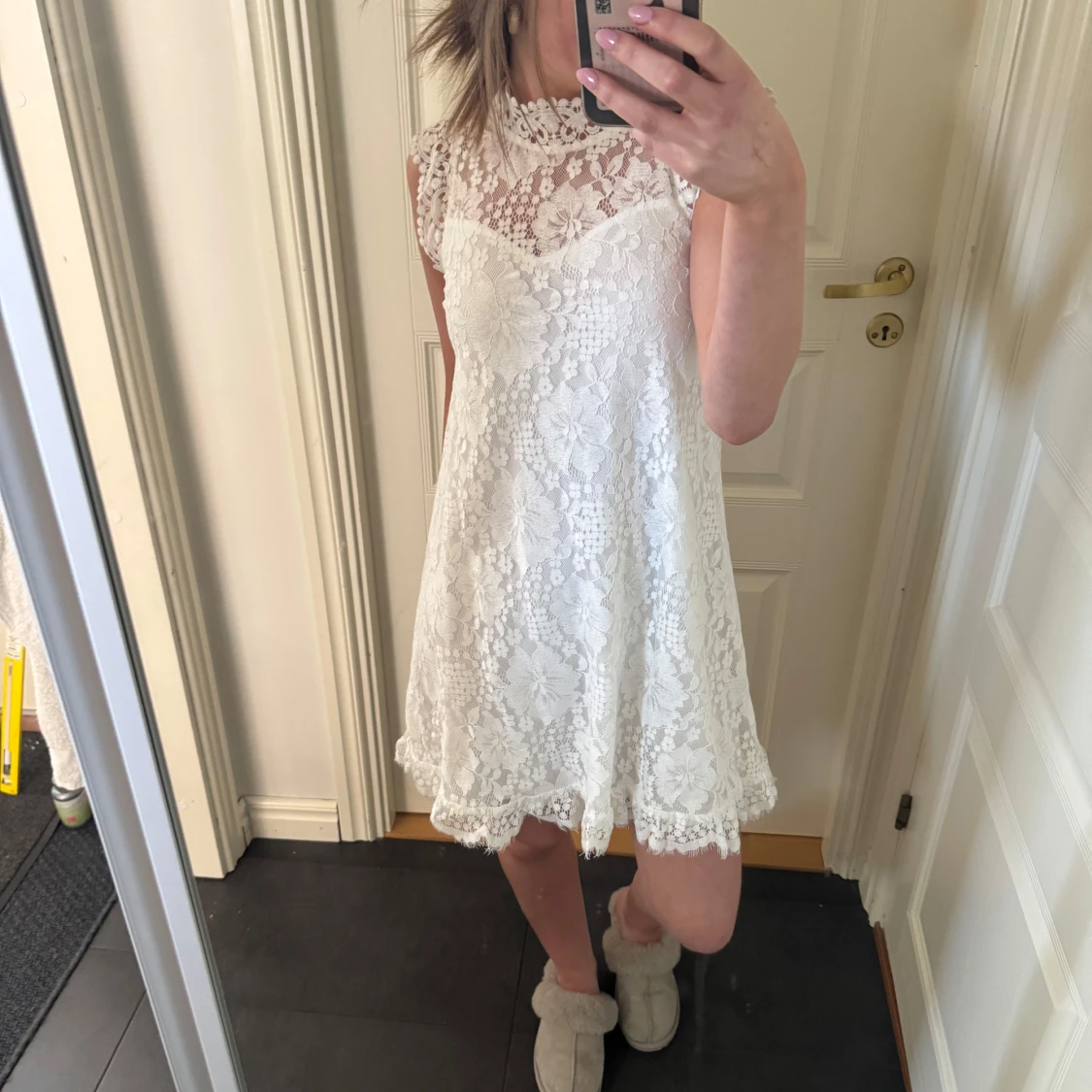 Vit spetsklänning med hög hals